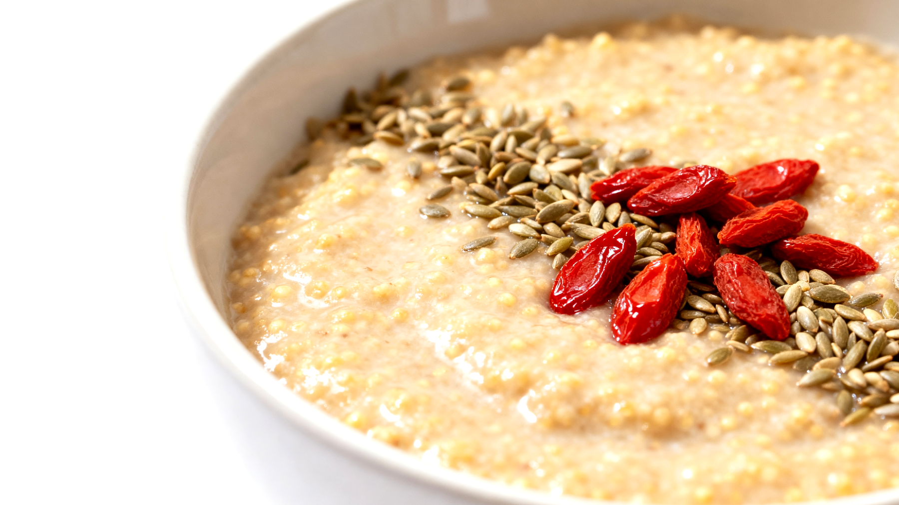 Amaranth-Porridge mit Hanfsamen und Goji-Beeren"