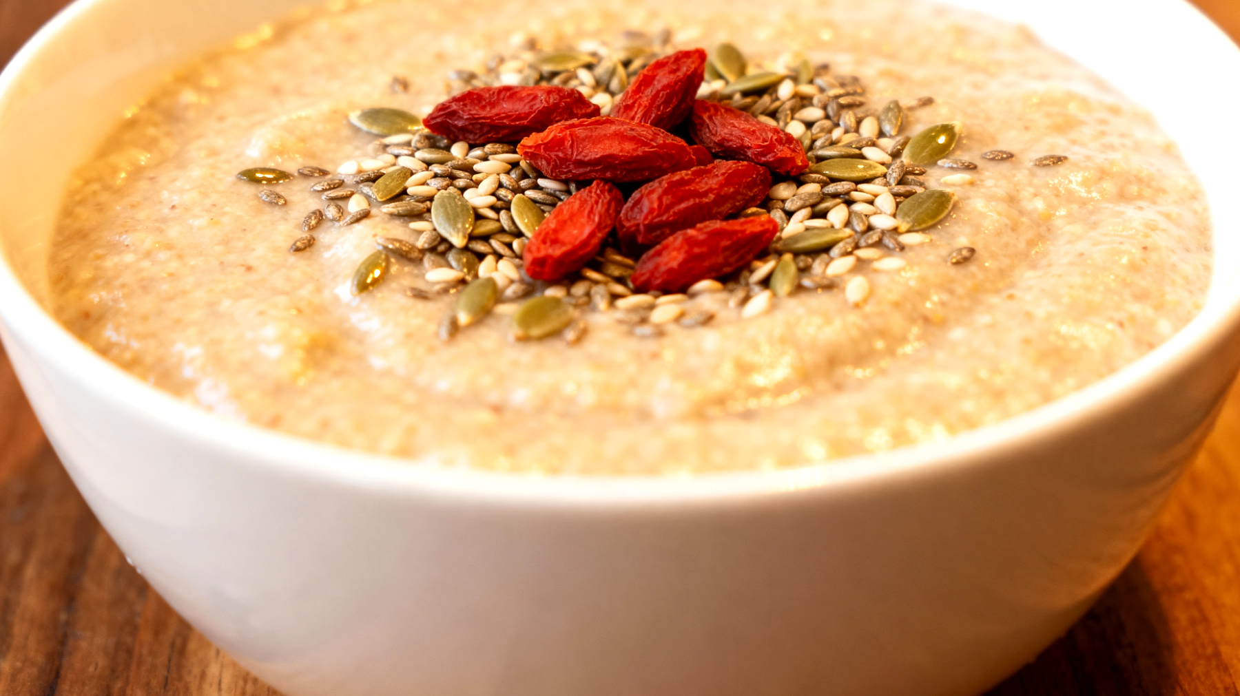 Amaranth-Pudding mit Hanfsamen und Goji-Beeren"