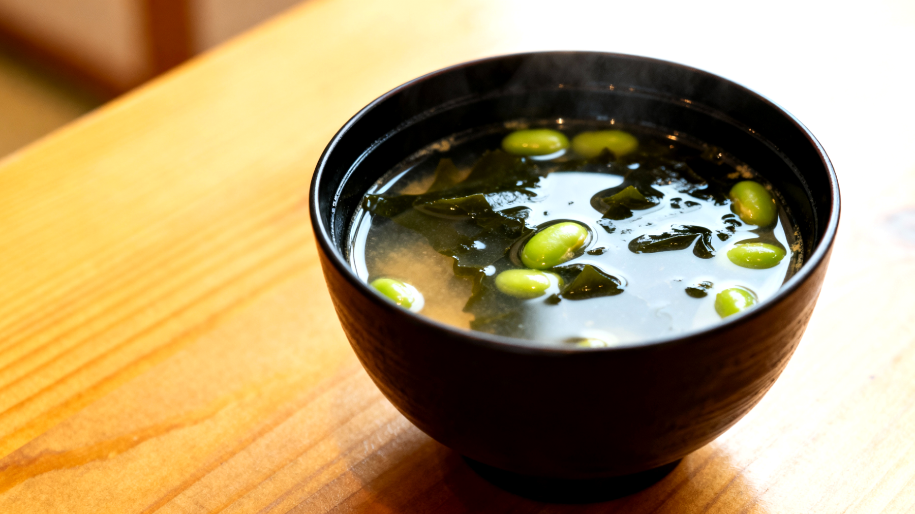 Miso-Suppe mit Wakame-Algen und Edamame"