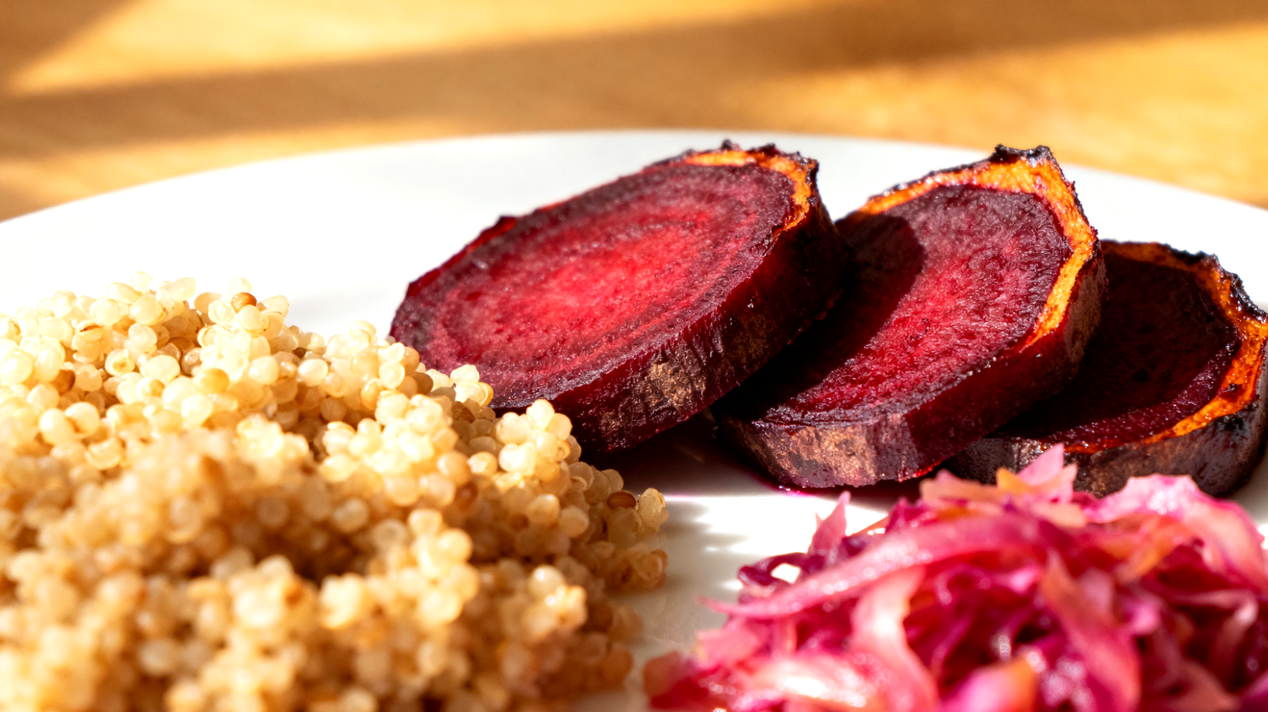 Ofengeröstete Rote Bete mit Quinoa und fermentiertem Sauerkraut"