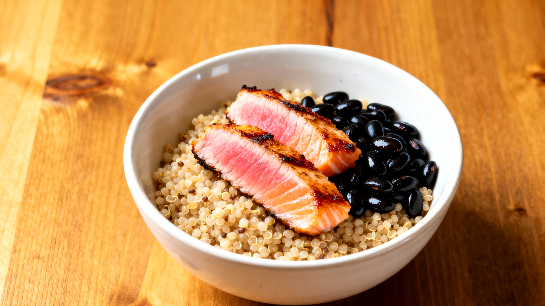 Quinoa-Bowl mit Lachs-Tataki und fermentierten Schwarzbohnen"